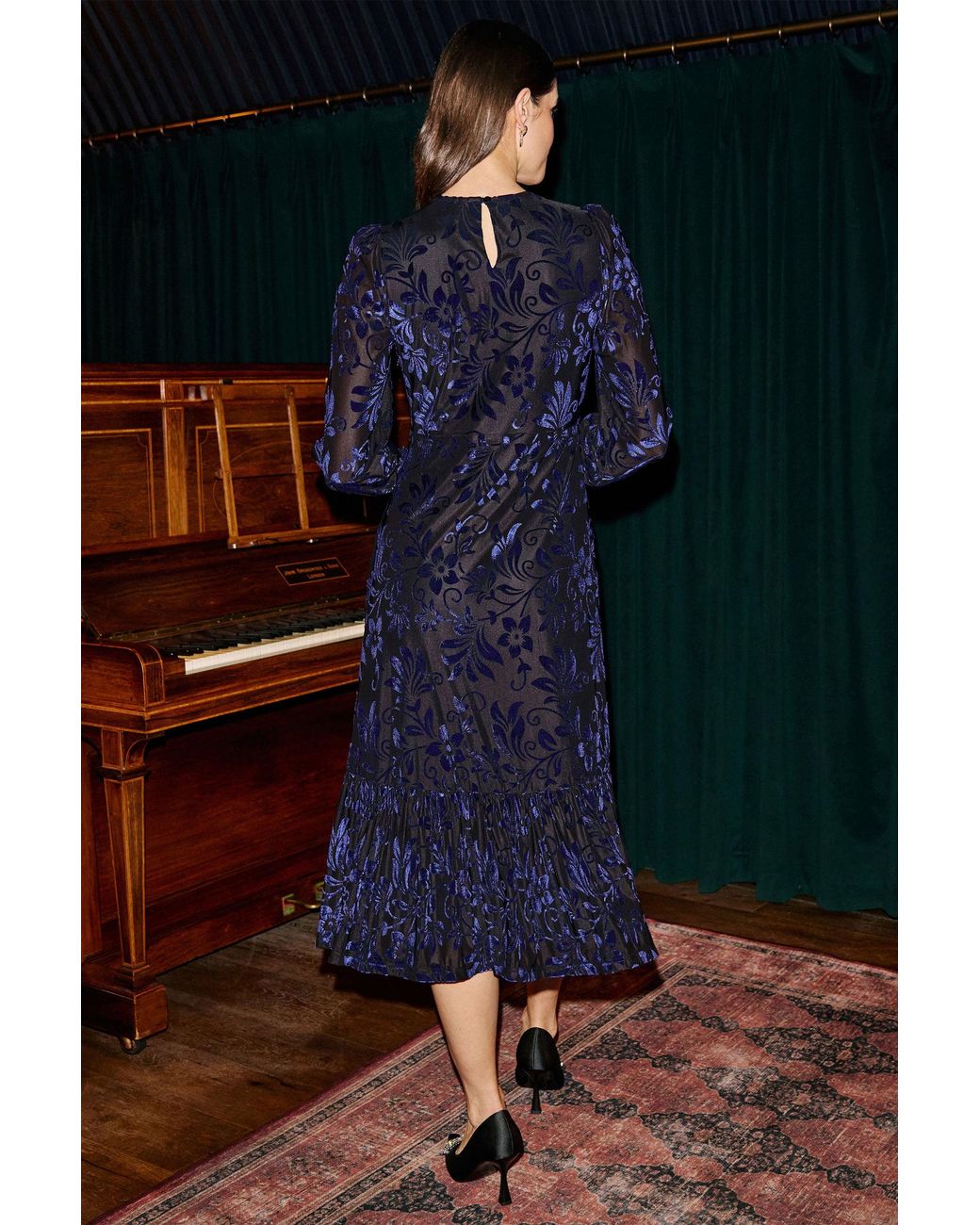 Yumi' Blue Velvet Floral Midi Dress
