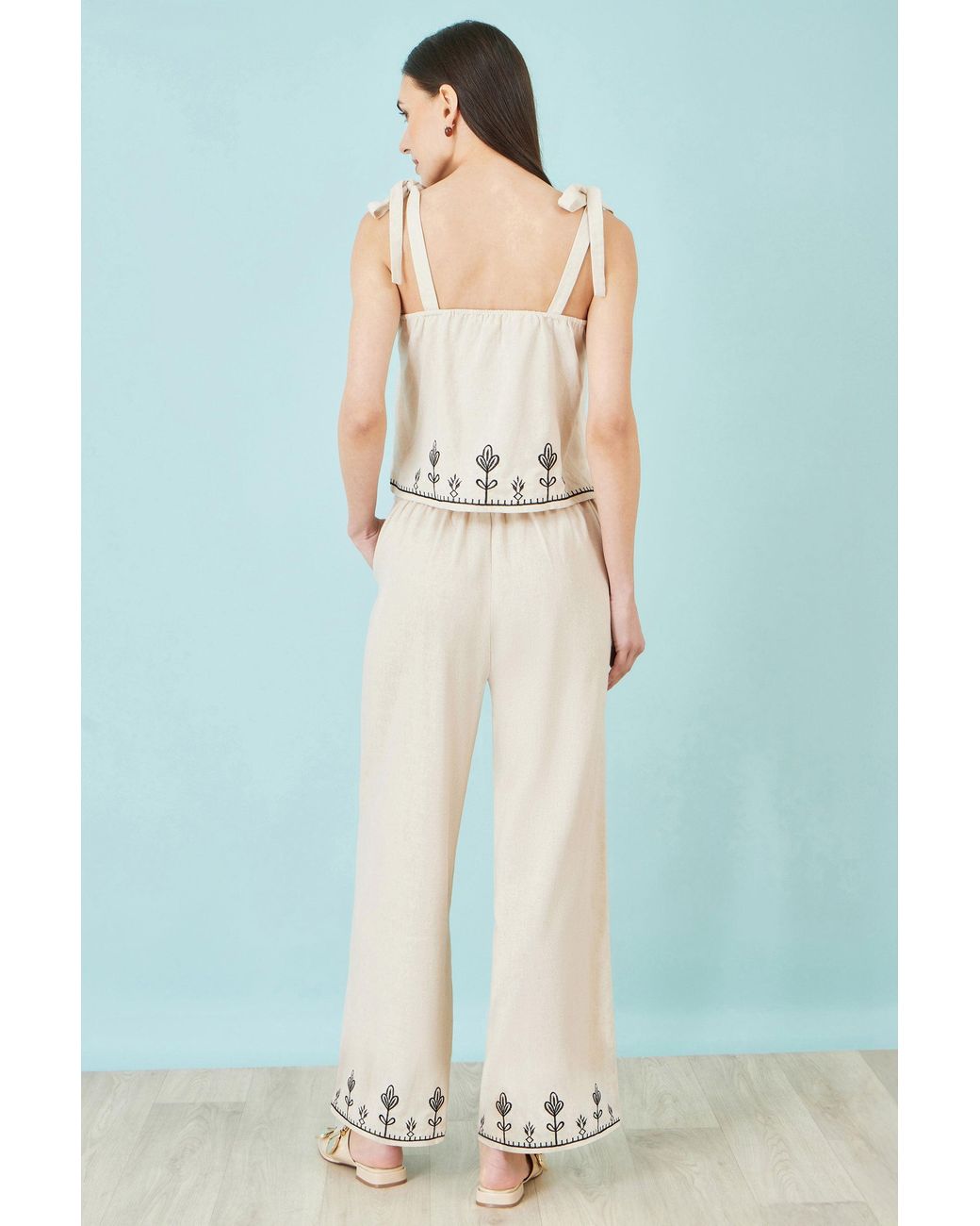 Yumi' White Linen Mix Embroirdered Top