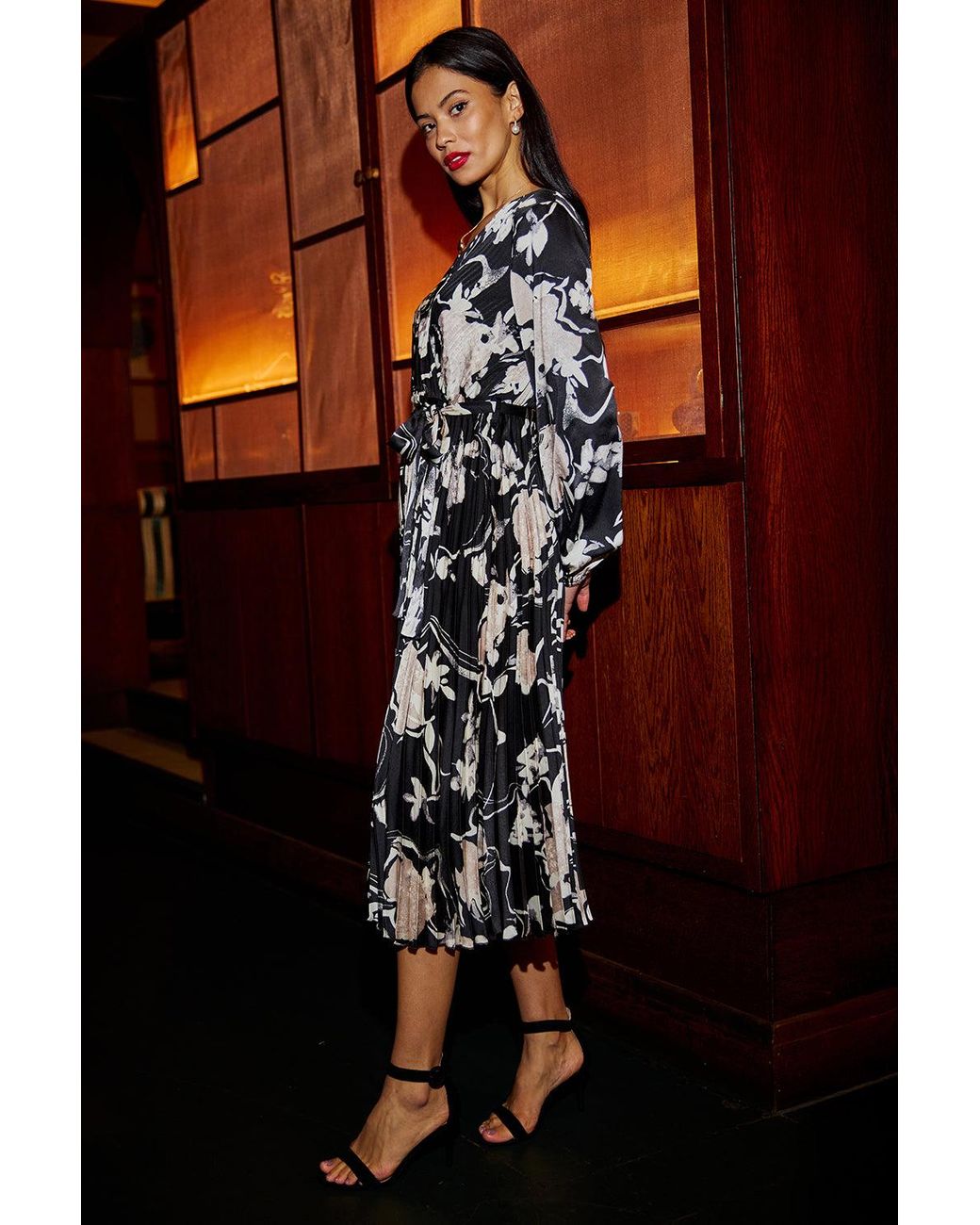 Yumi' Black Floral Satin Pleated Midi Dress