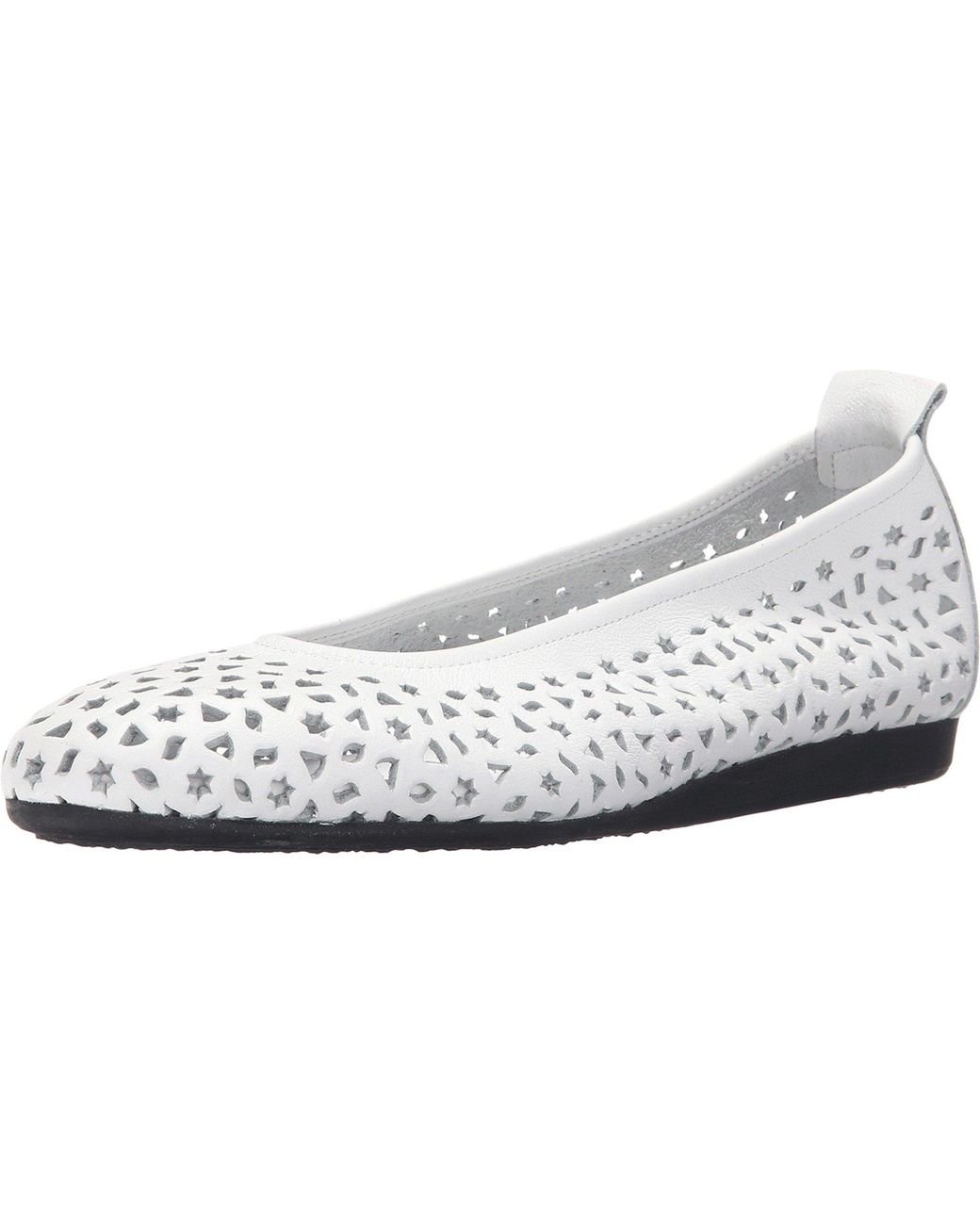 Arche Lilly in White Lyst