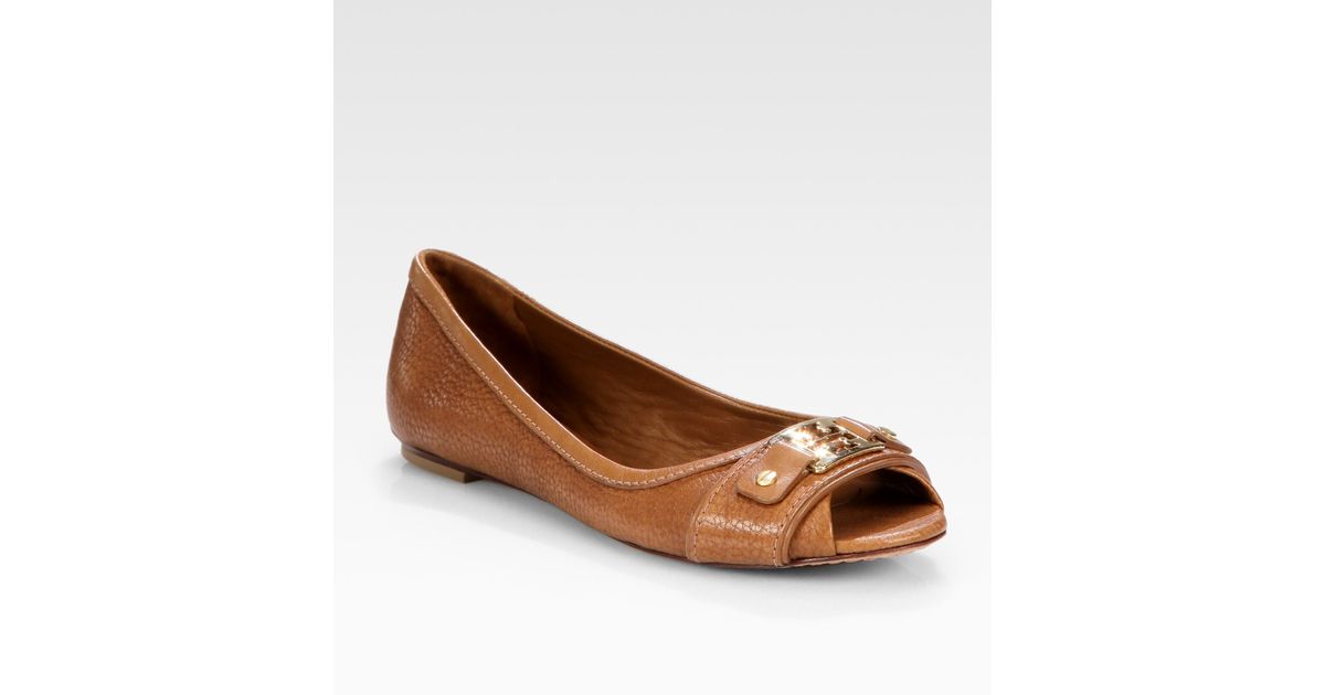 Ruddy tilstødende by Tory Burch Cline Leather Peep Toe Logo Ballet Flats in Brown - Lyst