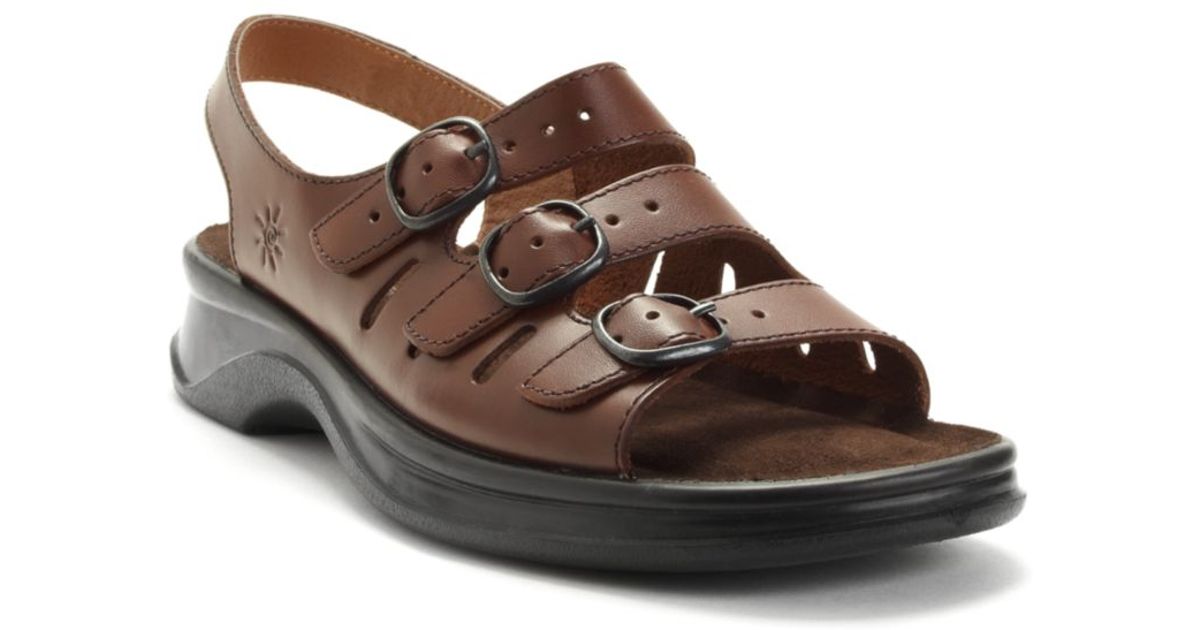 Clarks Sunbeat Sandals in Tan (Brown 
