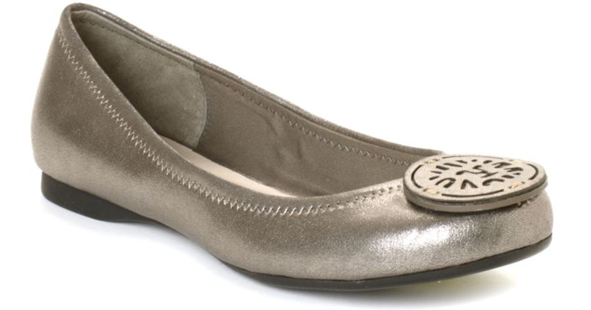 Anne Klein Kaya Iflex Flats in Metallic | Lyst