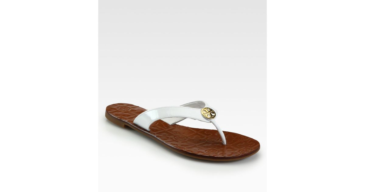 Tory Burch Thora Patent Leather Thong Sandals in White | Lyst
