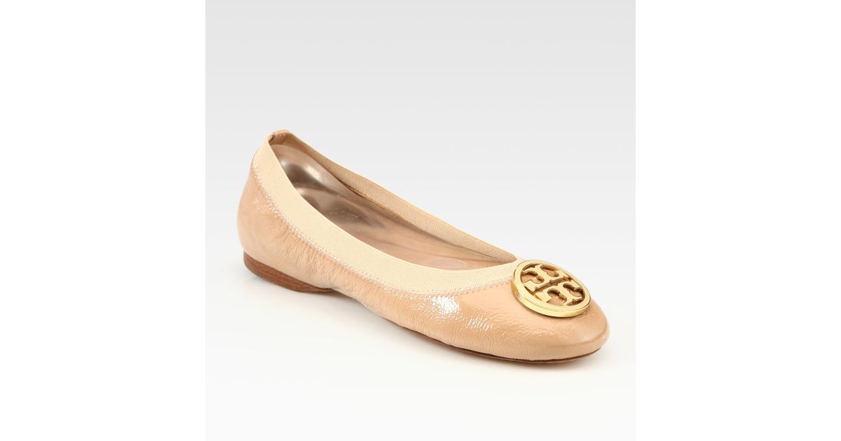 Tory Burch Caroline Patent Leather Logo Ballet Flats in Natural | Lyst