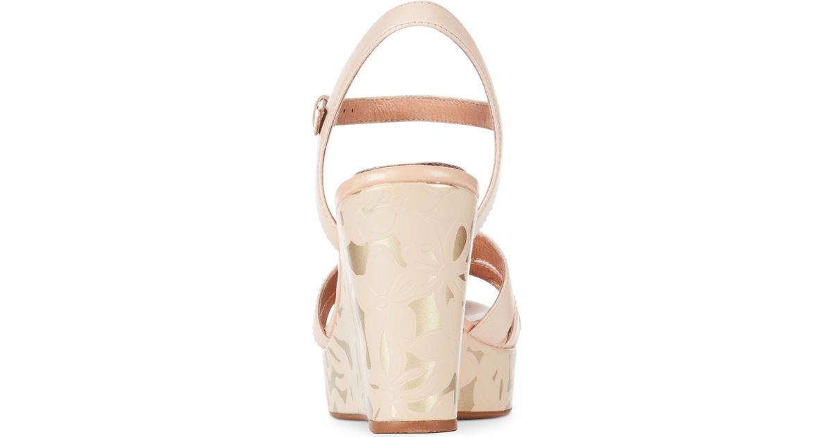 clarks sandals nude