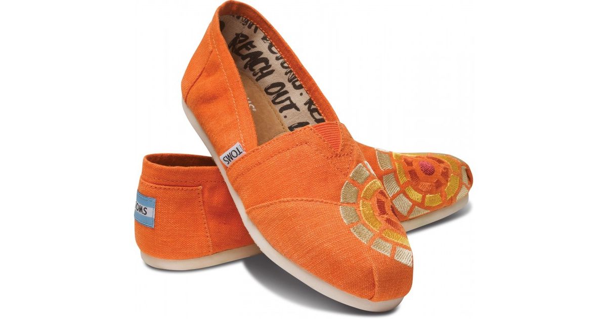TOMS Ctaop Outreach Womens Classics in 
