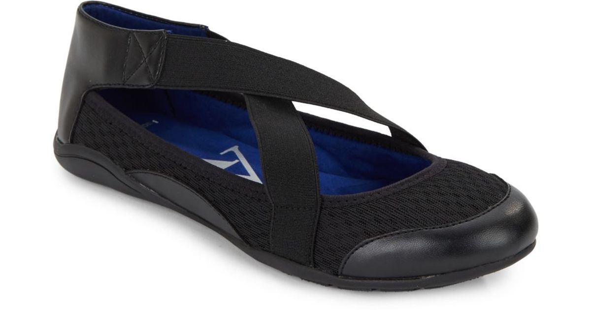 adrienne vittadini black flats