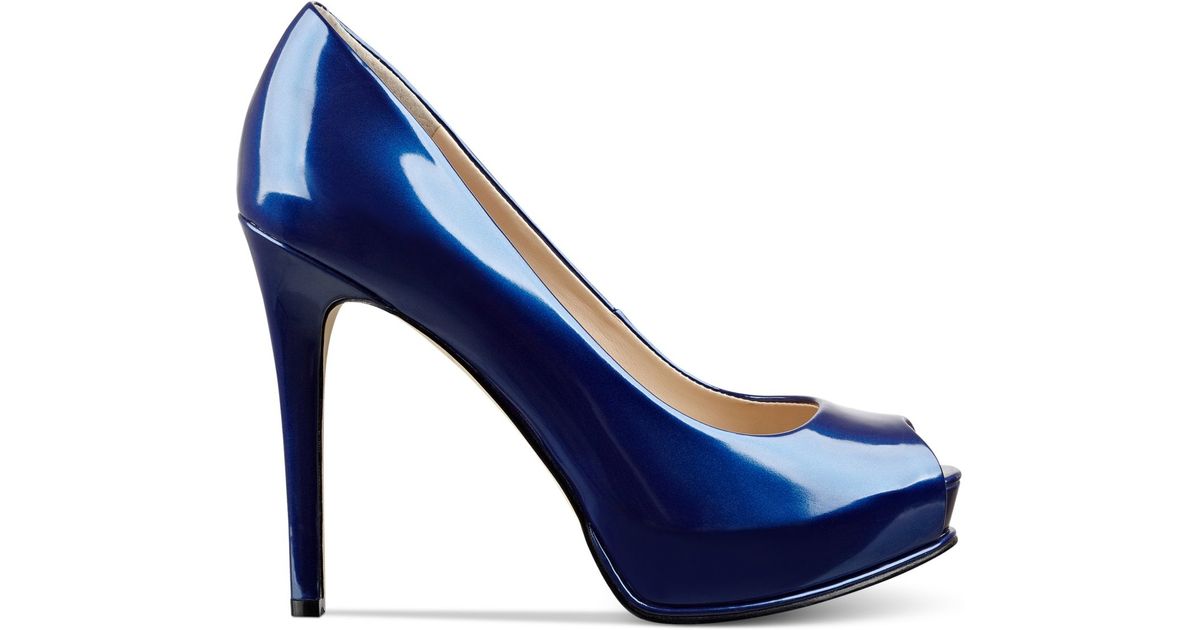 guess women's honora peep toe platform pumps