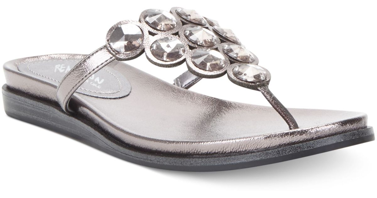 Kenneth Cole Reaction Net Keeper Bling Thong Flat Sandals in Pewter (Metallic) - Lyst