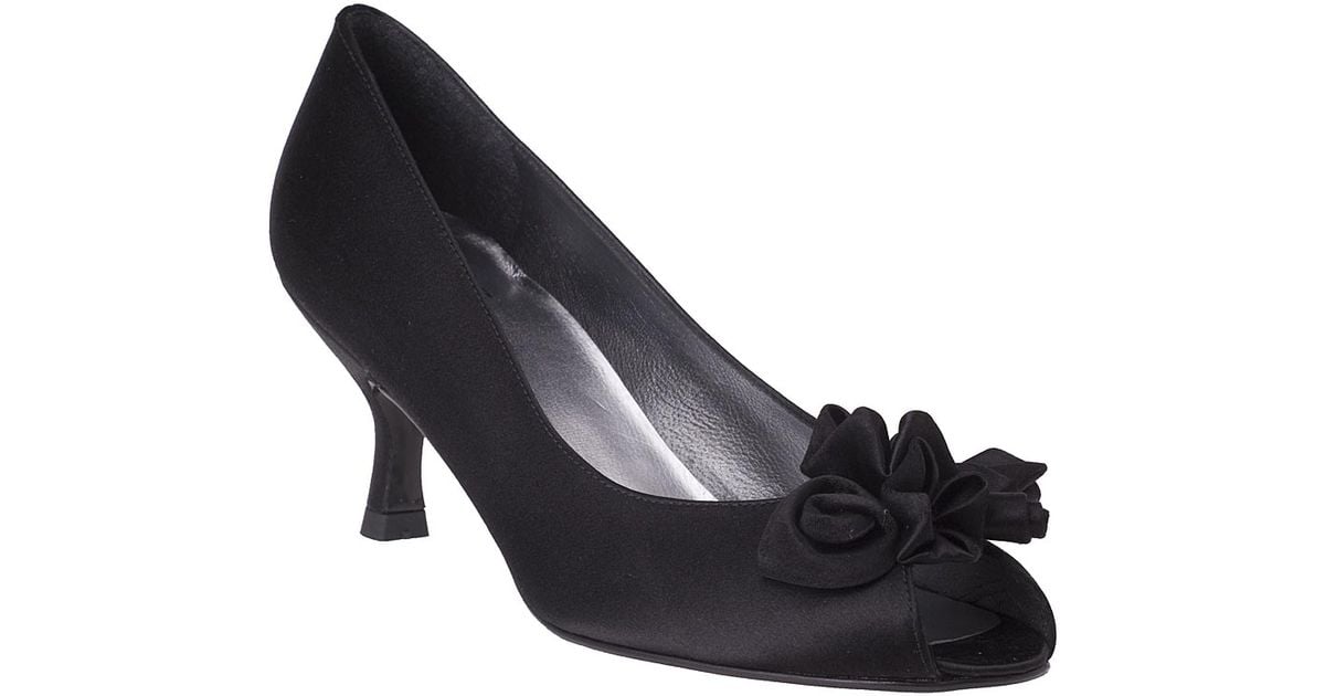 Your Selections Up your professional style glam in the Women’s Posh Pump from LifeStride. Faux-leather upper in a dress pump style with a pointed toe ; Slip on entry.