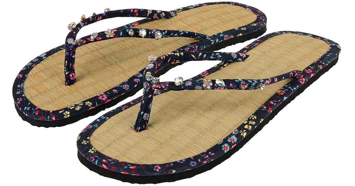 accessorize flip flops