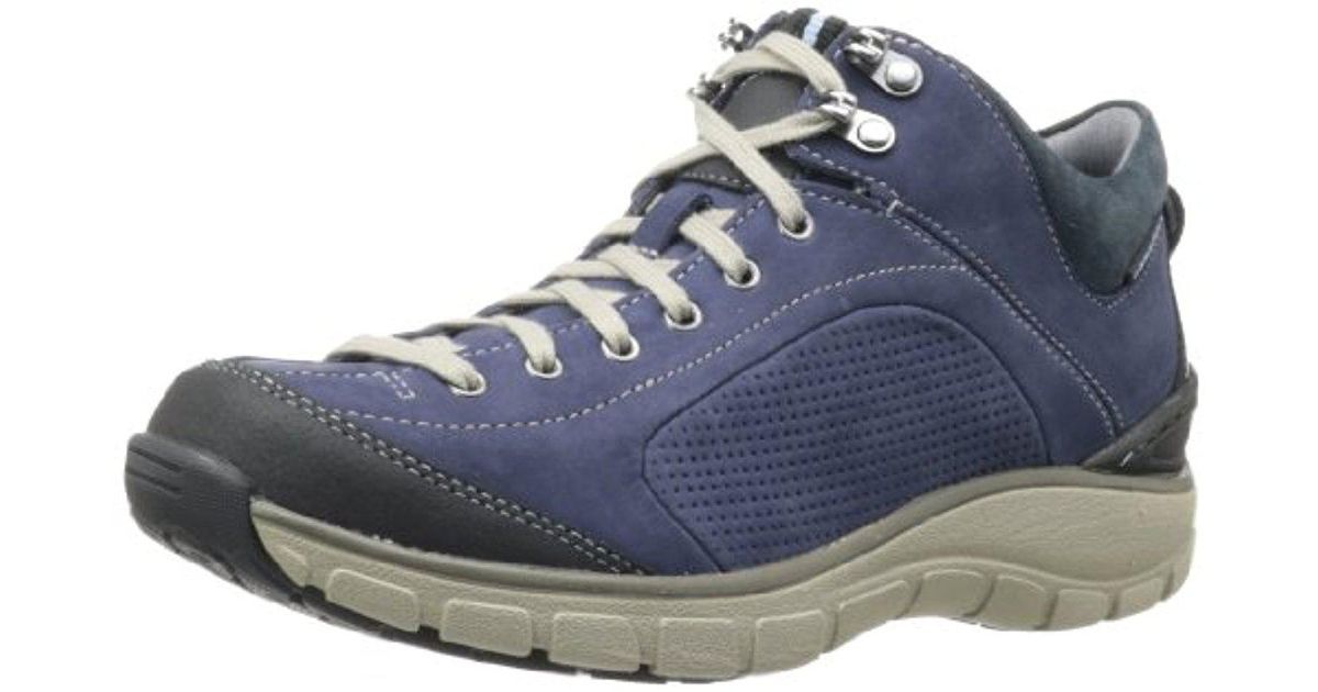 Clarks Wave Hiker Ankle Boot in Navy 