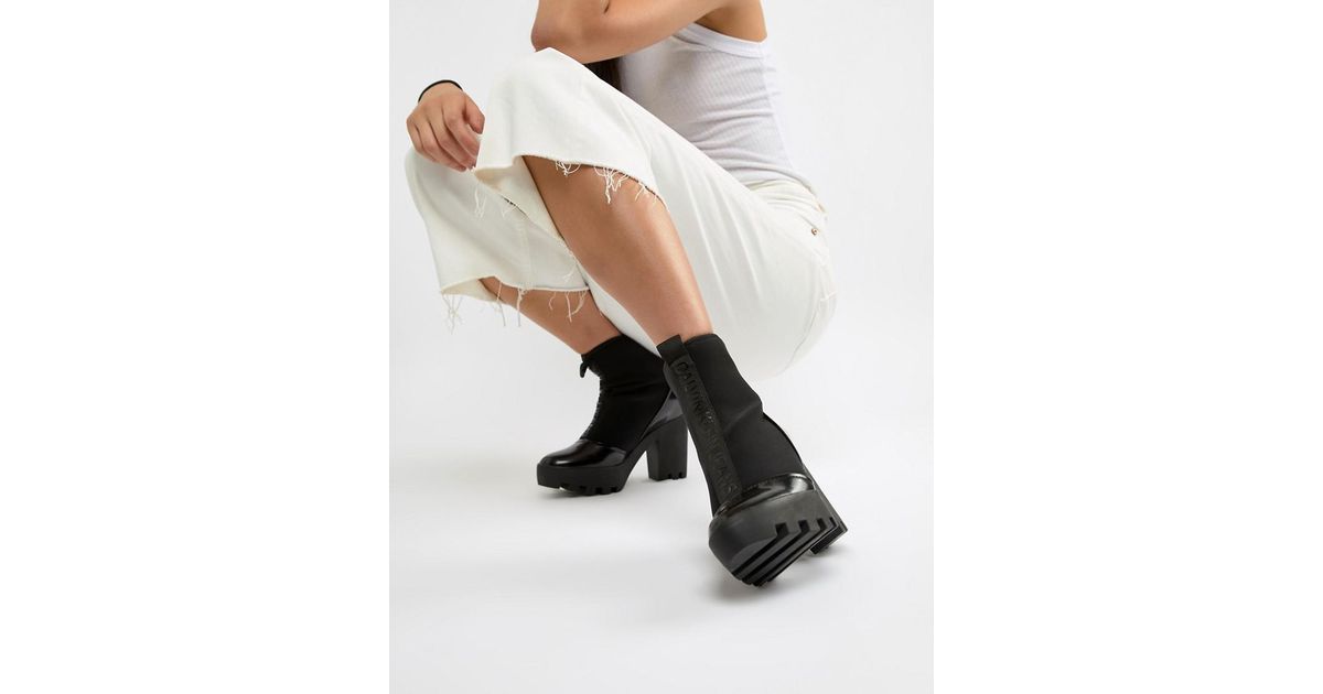 Botines de tacón de neopreno con detalle de la marca Stefania Calvin Klein  de Neopreno de color Negro | Lyst