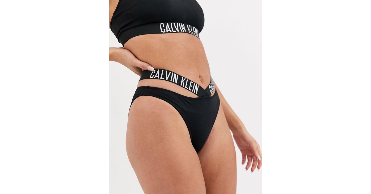 Calvin Klein – bikinhose mit zierausschnitt und logo in Schwarz | Lyst DE