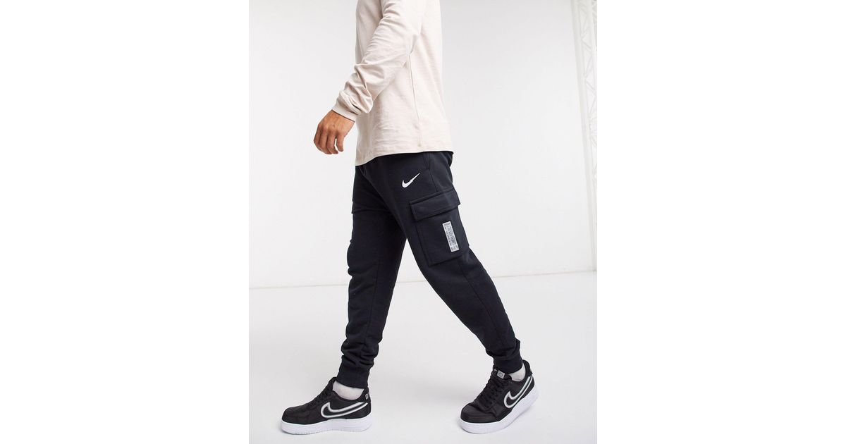nike swoosh on tour pack cuffed cargo joggers in black