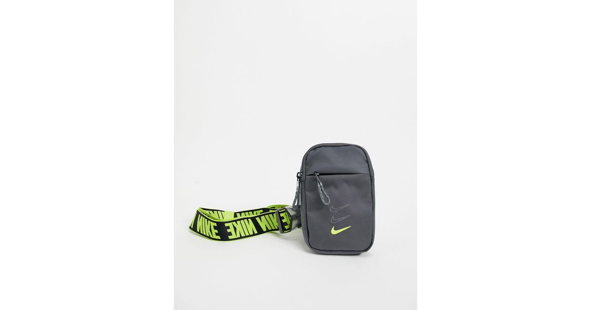 Borsello a tracolla con cinturini con logo, colore grigio e giallo fluo di  Nike in Grigio | Lyst