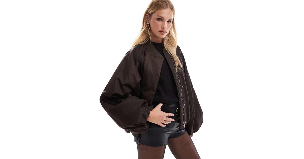 Giacca Bomber Scuro Con Maniche Voluminose E Zip Sul Davanti di