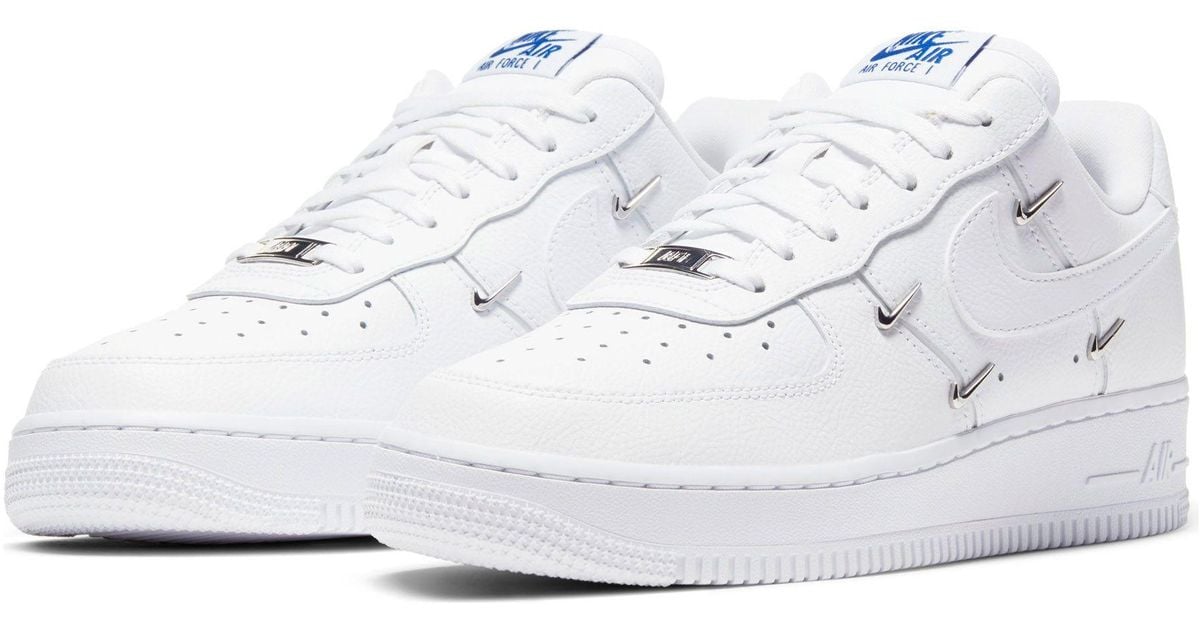 Nike – Air Force 1 07 – e Sneaker mit kleinem Metallic-Logo in Weiß | Lyst  DE