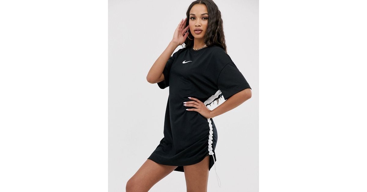 Nike – T-Shirt-Kleid mit gerafften Seiten und Logo in Schwarz | Lyst DE