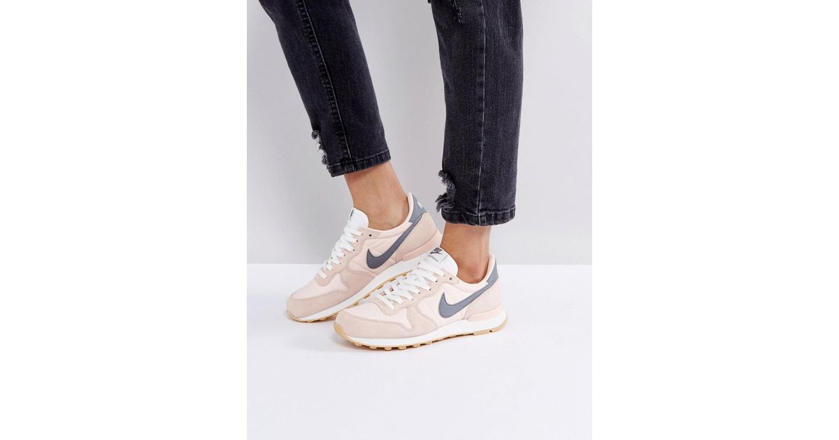 Nike black and hotsell white internationalist trainers
