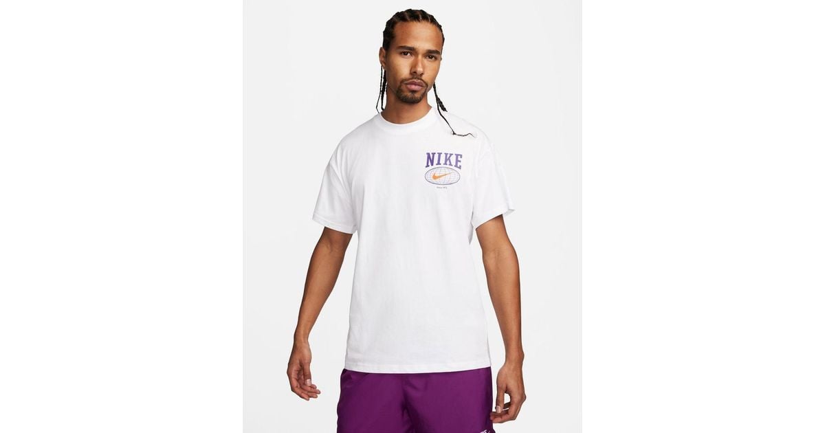 Camiseta Blanca Con Estampado Gráfico En La Espalda Y Logo De