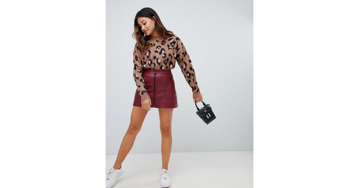 Gonna in pelle sintetica PU con zip sul davantiBershka in Denim di colore  Rosso | Lyst