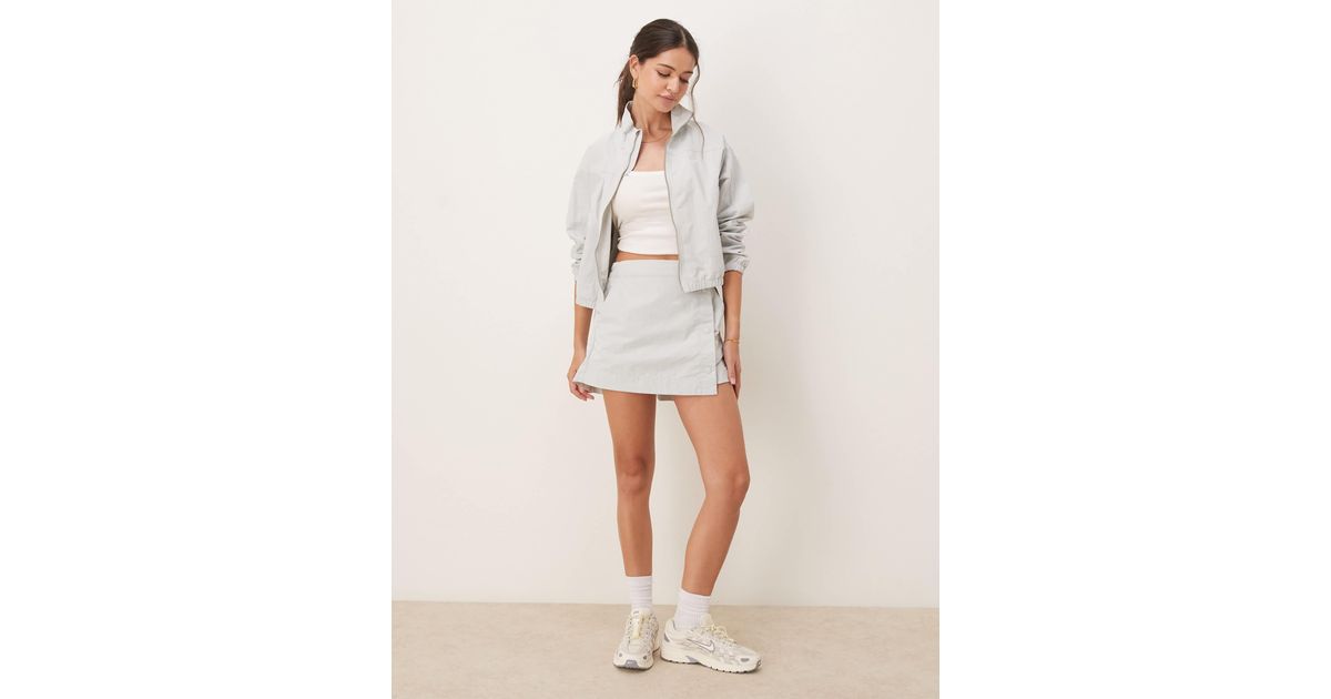 ELEVATED ESSENTIAL WOVEN SKORT