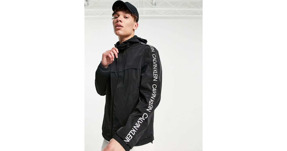 Inaccesible vaquero He reconocido Calvin Klein Lightweight Hooded Jacket With Logo Detail in Black for Men |  Lyst Canada