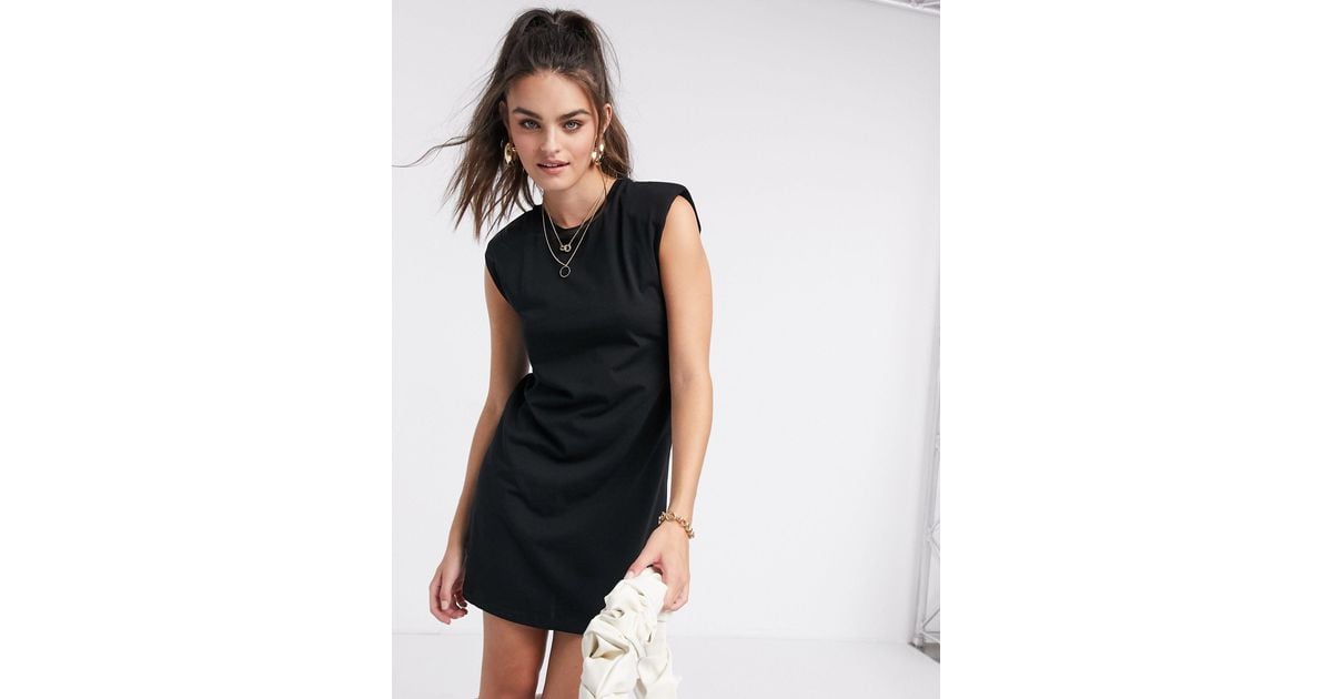 Vestido con hombreras en negro Stradivarius de color Negro Lyst