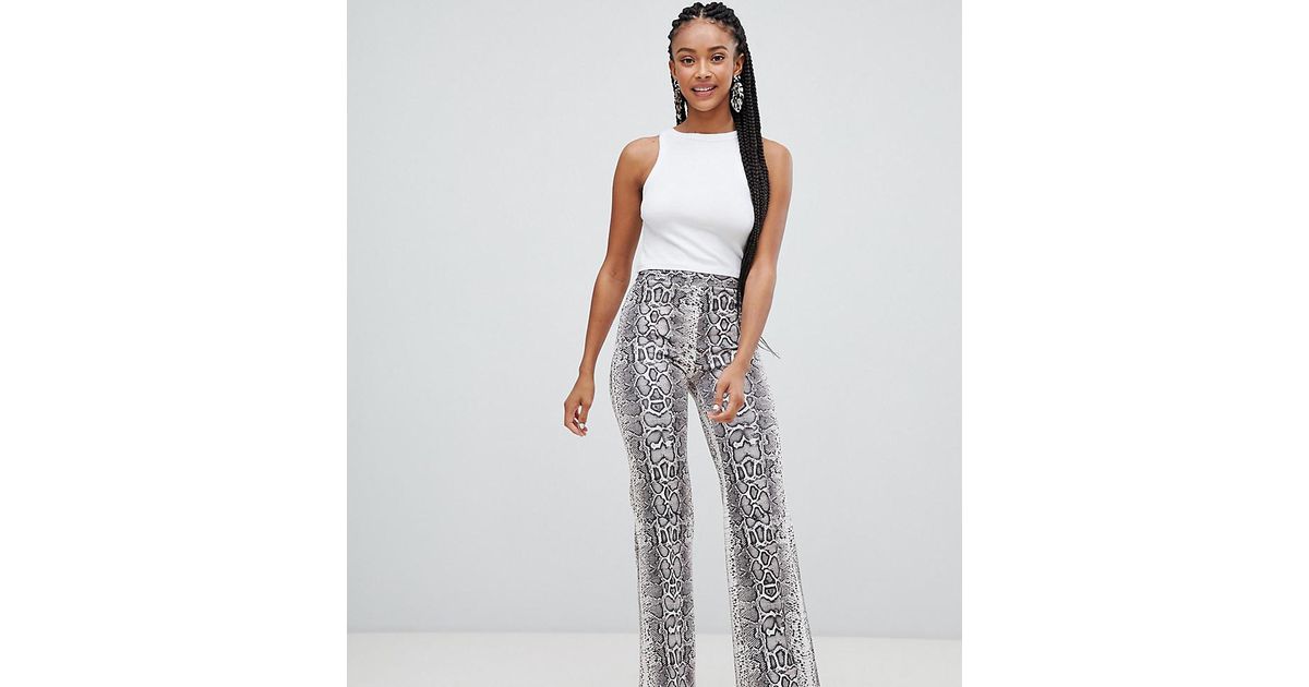 Pantaloni con fondo ampio e stampa effetto pelle di serpente di Bershka in  Grigio | Lyst