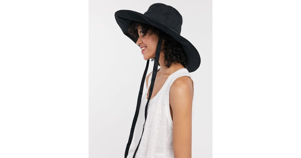 Wide Brim Bucket Hat With Ties in Black 