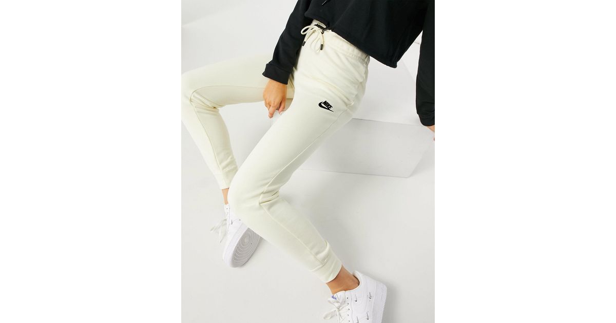 Nike – essential – eng geschnittene jogginghose aus fleece in Weiß | Lyst DE