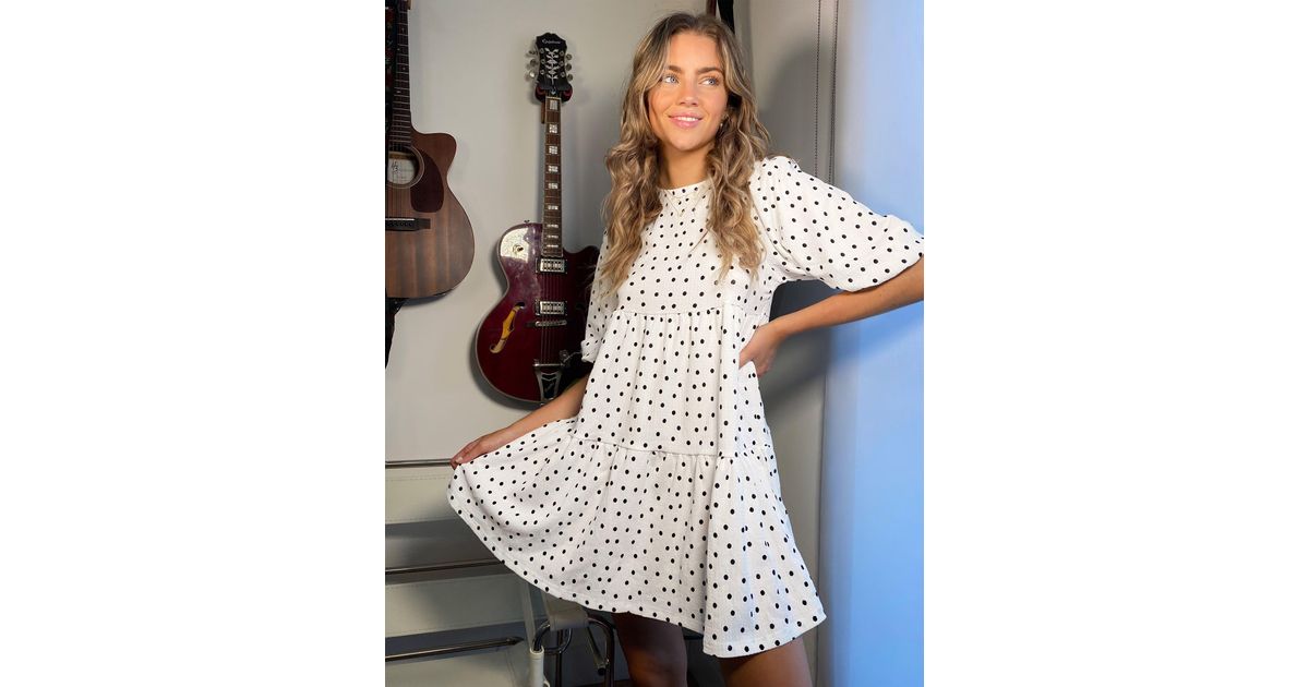 Vestito grembiule a pois bianco di Bershka in Bianco | Lyst