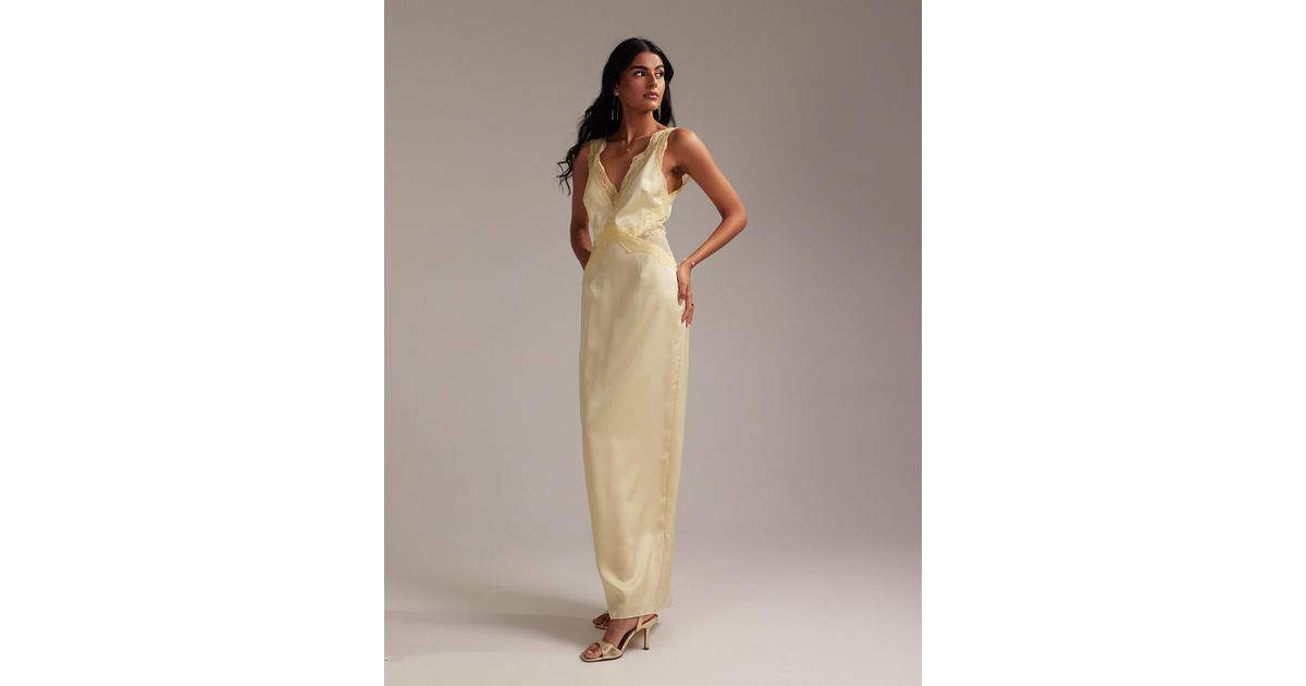 L'invitée robe longue droite en satin à décolleté plongeant et