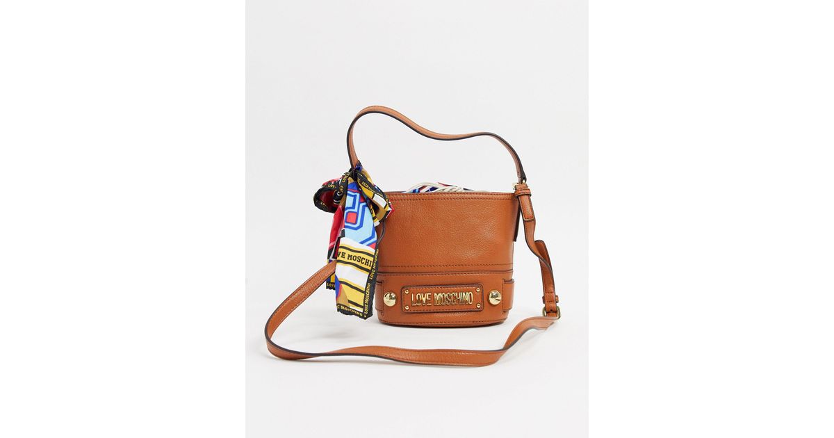 Borsa a secchiello color cuoio con foulard di Love Moschino in