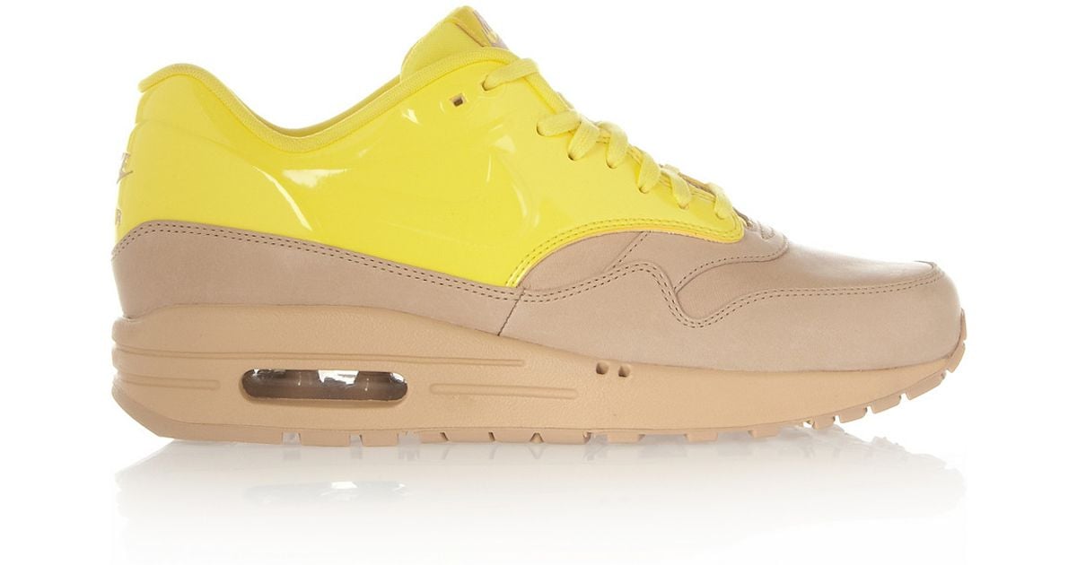 nike air max with yellow tick