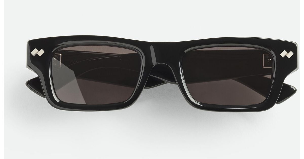 新作【Bottega Veneta】ディジー スクエア サングラス、ブラック Bottega Veneta® Dizzy Square Sunglasses in Black/grey. Shop