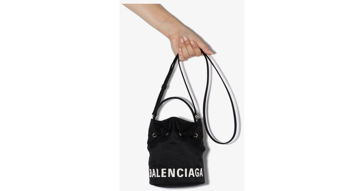 bucket bag balenciaga