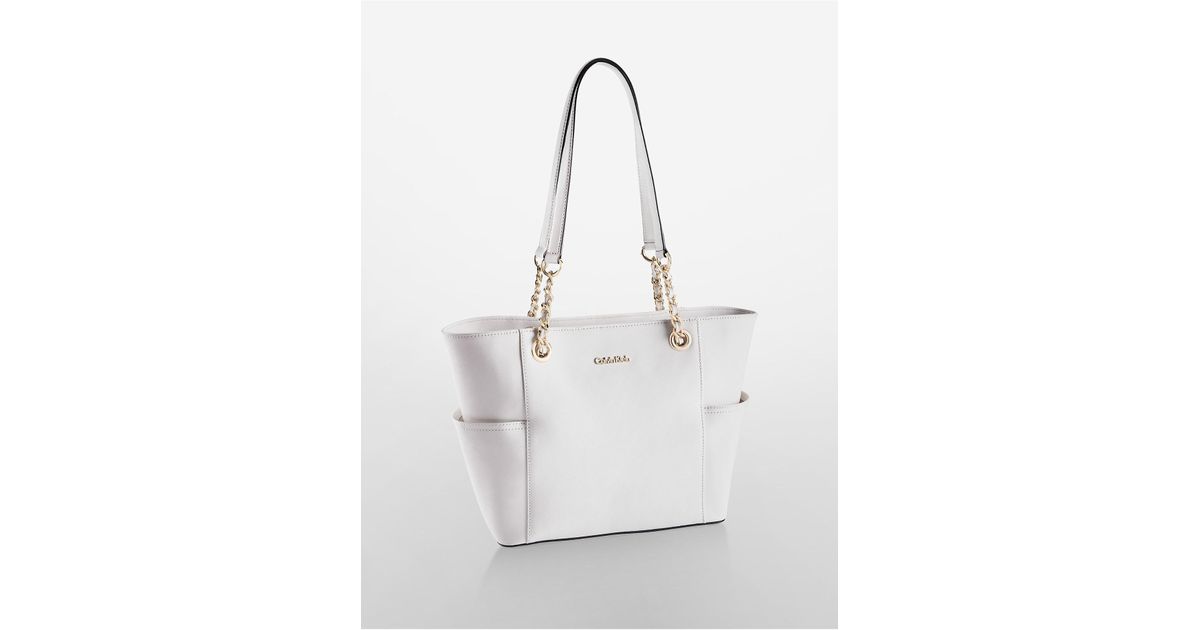 Calvin Klein Saffiano Leather Chain-trimmed Tote Bag in White | Lyst