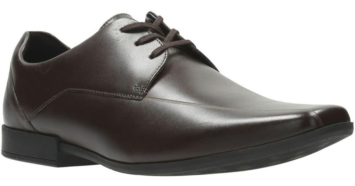 glement over clarks shoes