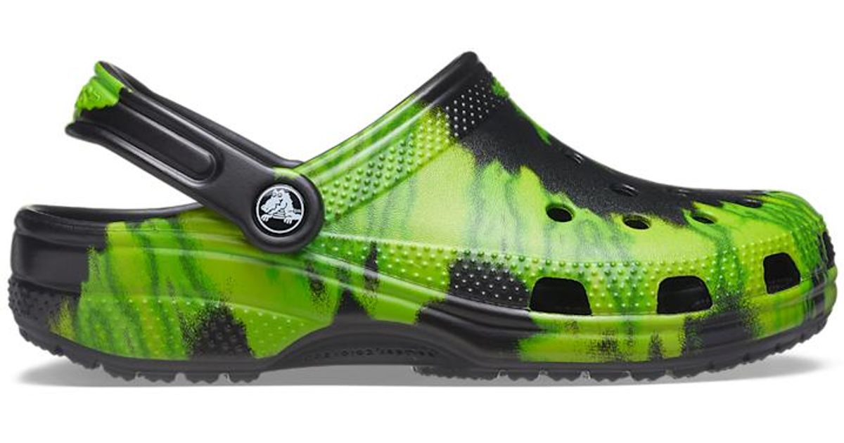 Crocs Classic tie dye graphic clogs in Grun Lyst DE