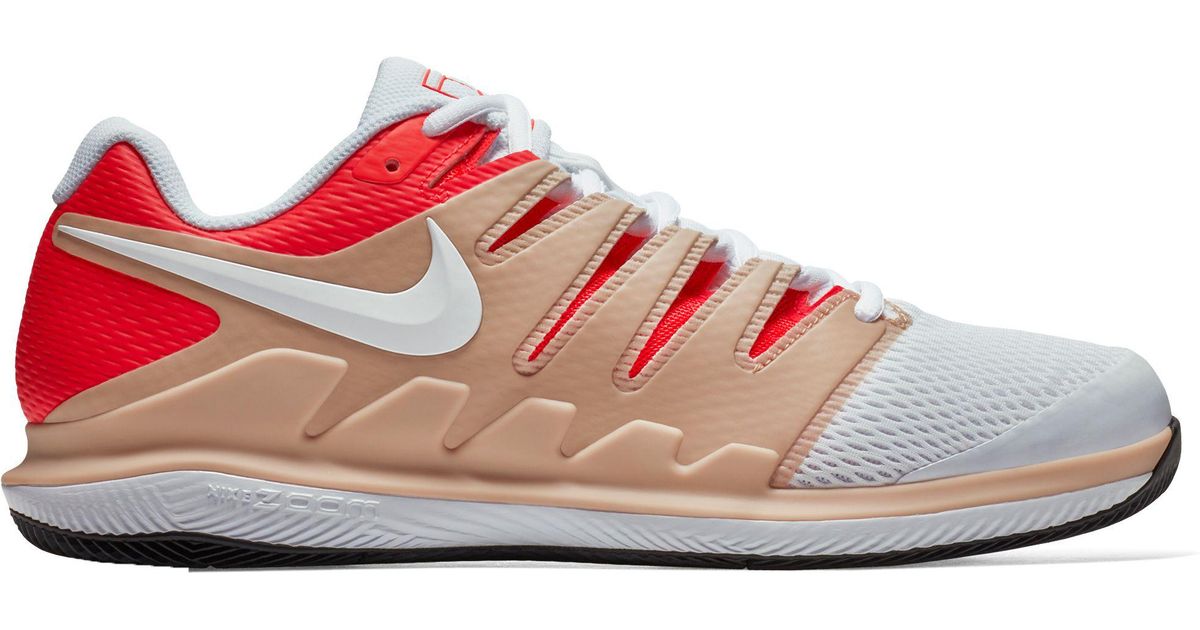beige nike tennis shoes