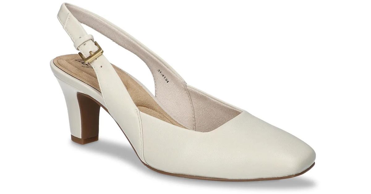 Easy Street Ritsa Pump in White | Lyst