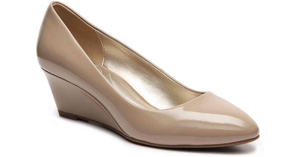 bandolino wedge pump