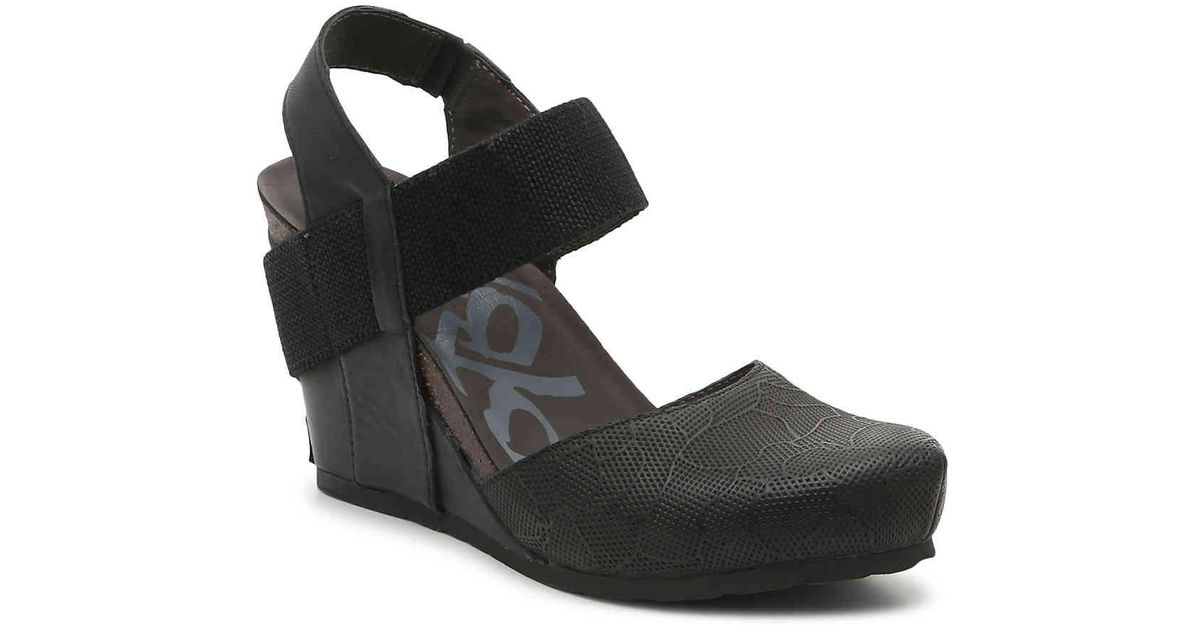 black closed wedges