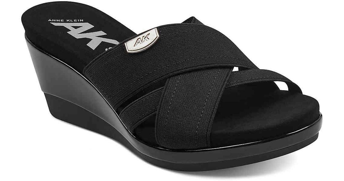 meghan markle shoes too big