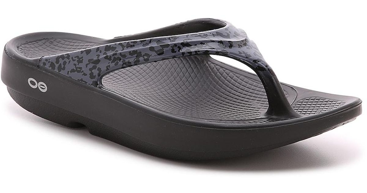 OOFOS Oolala Flip Flop in Black Lyst