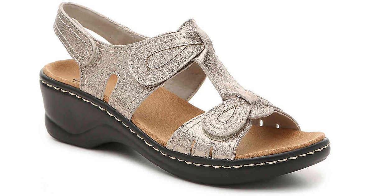 Clarks Leather Lexi Walnut Wedge Sandal in Gold Metallic (Metallic) - Lyst