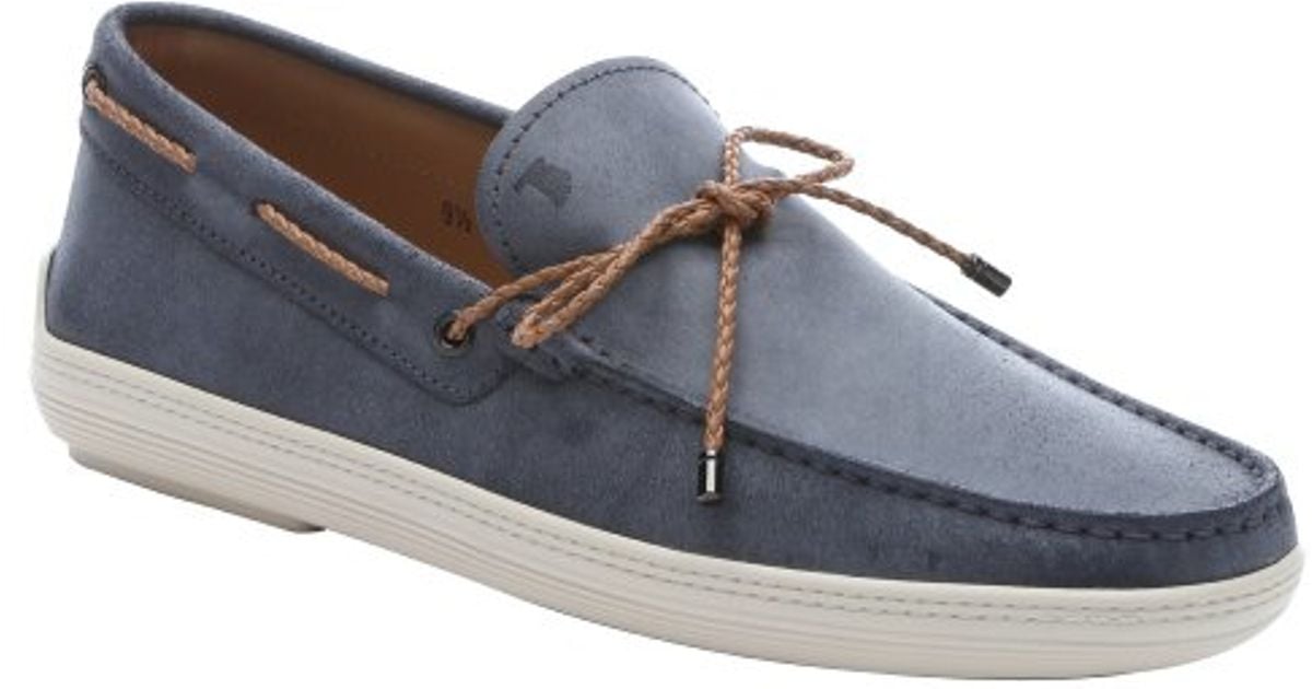 tying boat shoes